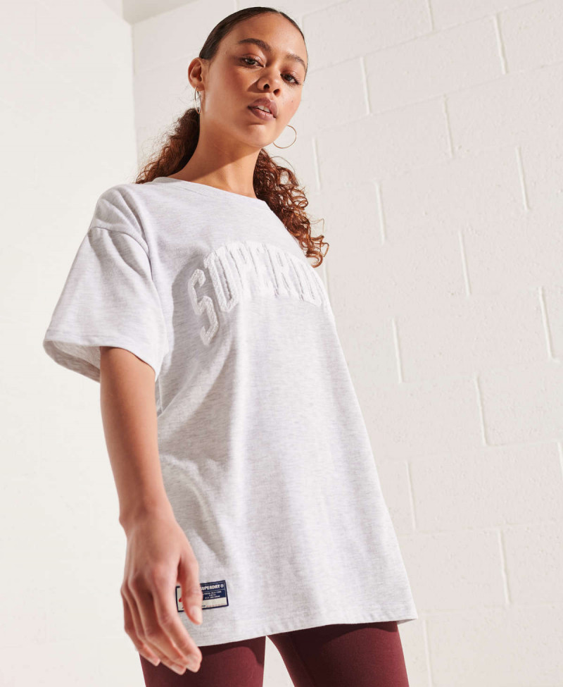 VARSITY ARCH MONO TEE