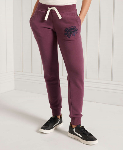 COLLEGIATE SCRIPTED JOGGER - Wine