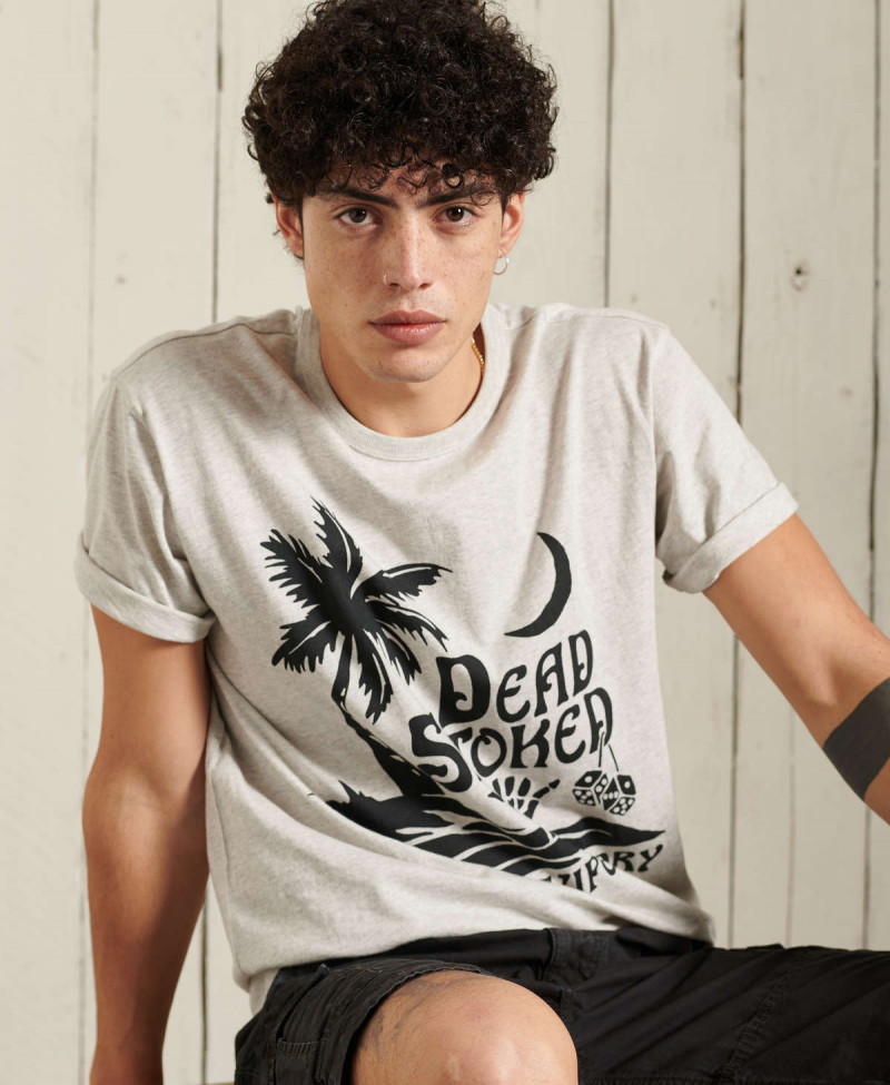 CALI SURF GRAPHIC RLXD FIT TEE